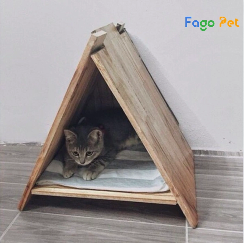 chuồng mèo bằng gỗ và pallet hình tam giác độc đáo