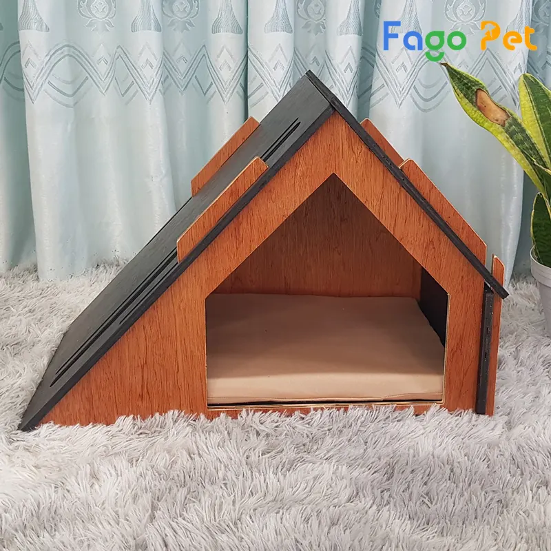 Nhà cho chó Pug bằng gỗ mái xéo