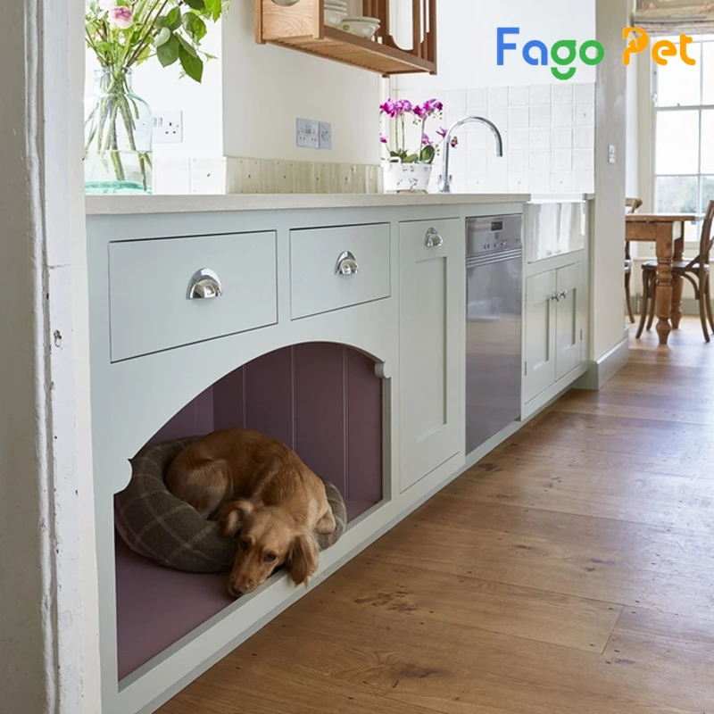 Trang trí nhà cho chó dưới tủ bếp